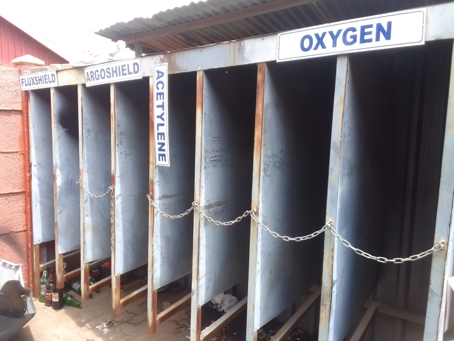 To Let commercial Property for Rent in Oos Einde North West